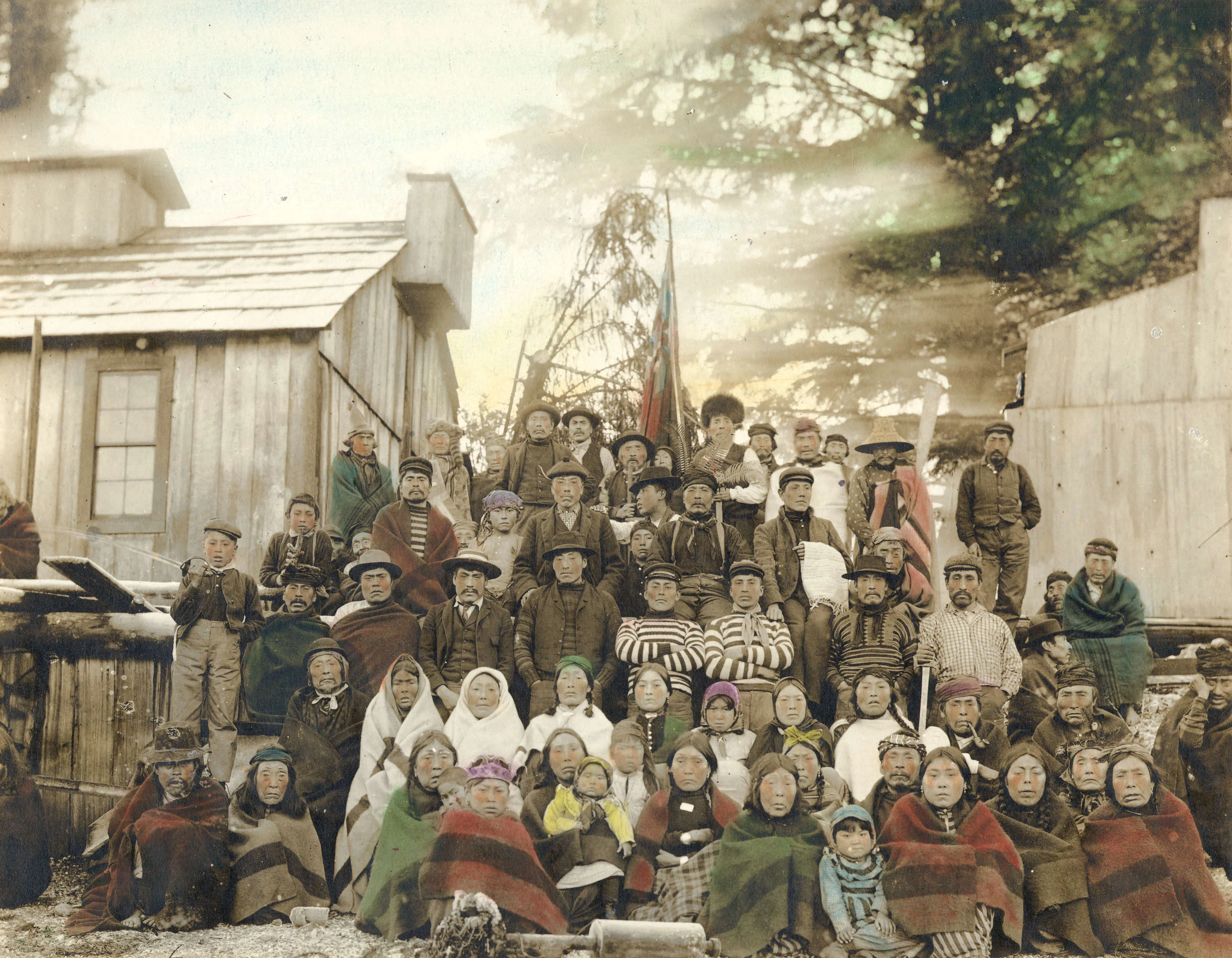Potlatch en Quatsino, Columbia Británica, entre 1897 y 1908, en una fotografía histórica de Benjamin William Leeson.