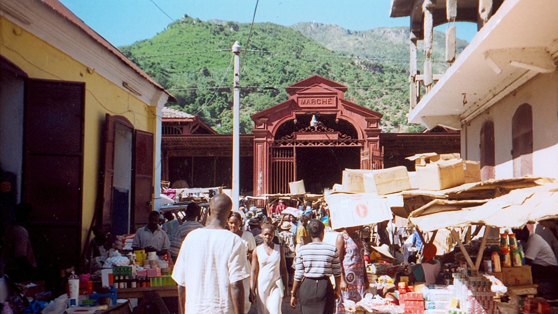 Mercado en Cap-Haïtien, Haití, imagen de referencia para una nota sobre Ayiti, memoria histórica y vida social.