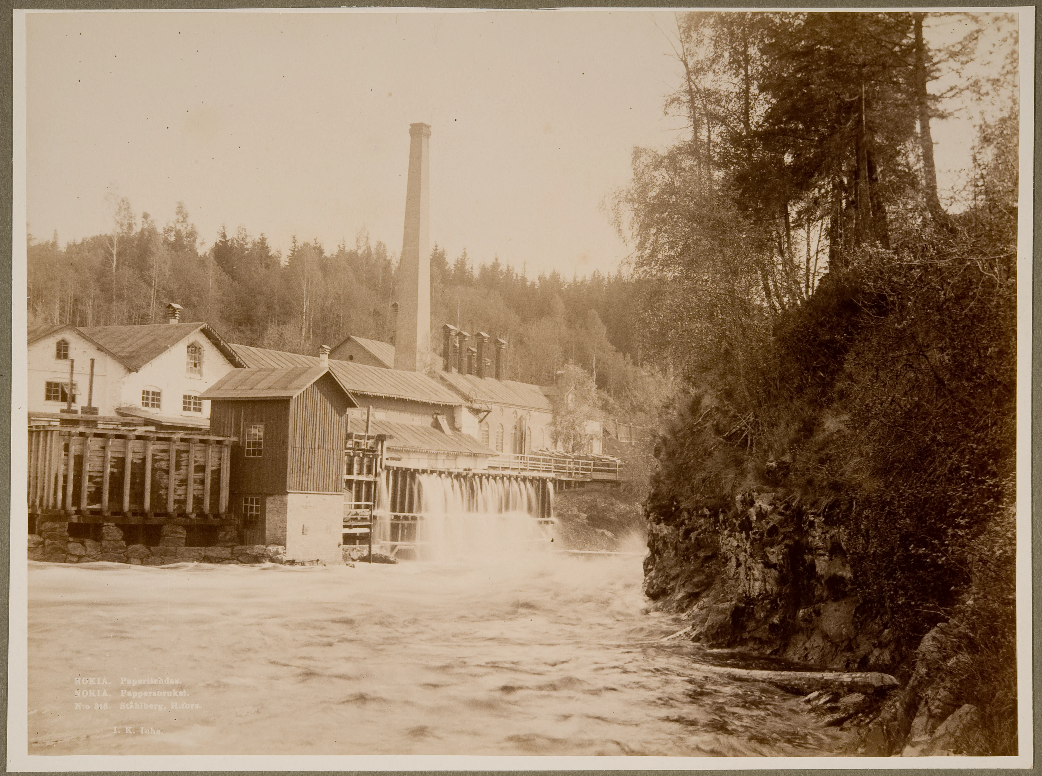 Fábrica de papel de Nokia junto al río en Finlandia, fotografiada en la década de 1890.